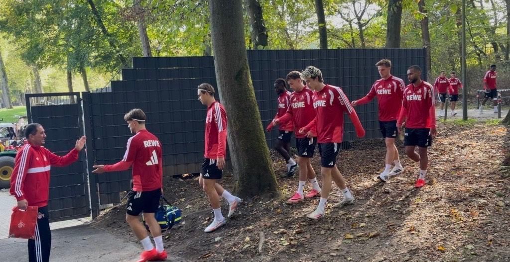 Die Profis des 1. FC Köln am Donnerstag auf dem Weg zum Training.