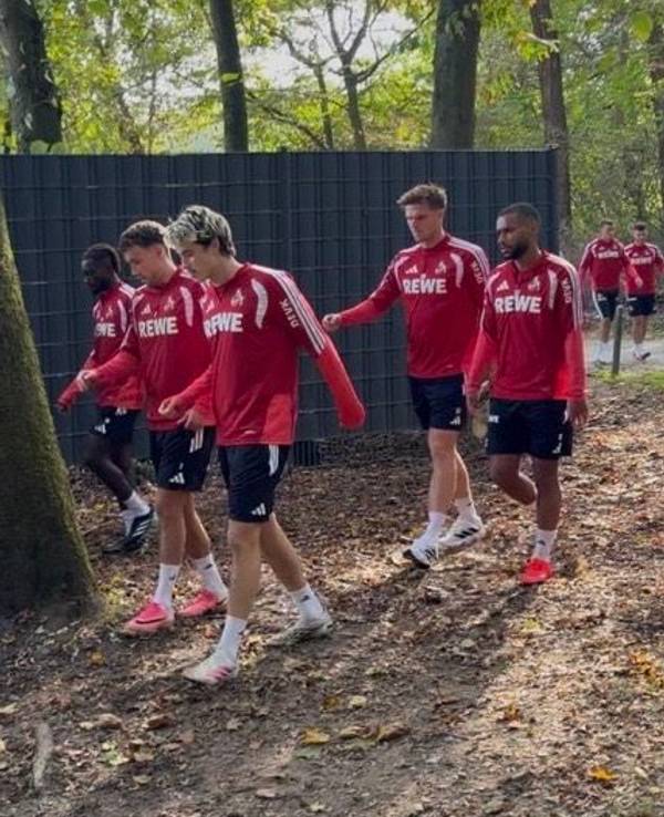 Die Profis des 1. FC Köln am Donnerstag auf dem Weg zum Training.