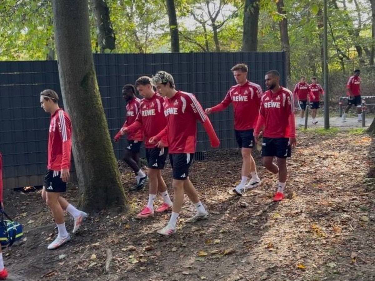 Die Profis des 1. FC Köln am Donnerstag auf dem Weg zum Training.