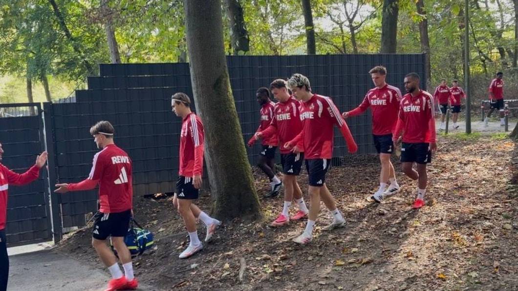 Die Profis des 1. FC Köln am Donnerstag auf dem Weg zum Training.