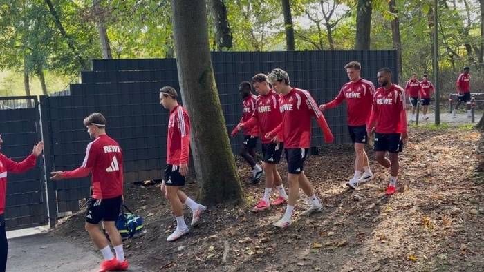 Die Profis des 1. FC Köln am Donnerstag auf dem Weg zum Training.
