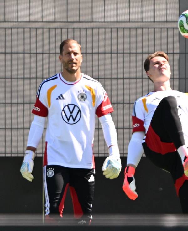 Jonas Urbig hält den Ball mit dem Oberschenkel hoch, Oliver Baumann und Alexander Nübel schauen ihm zu.