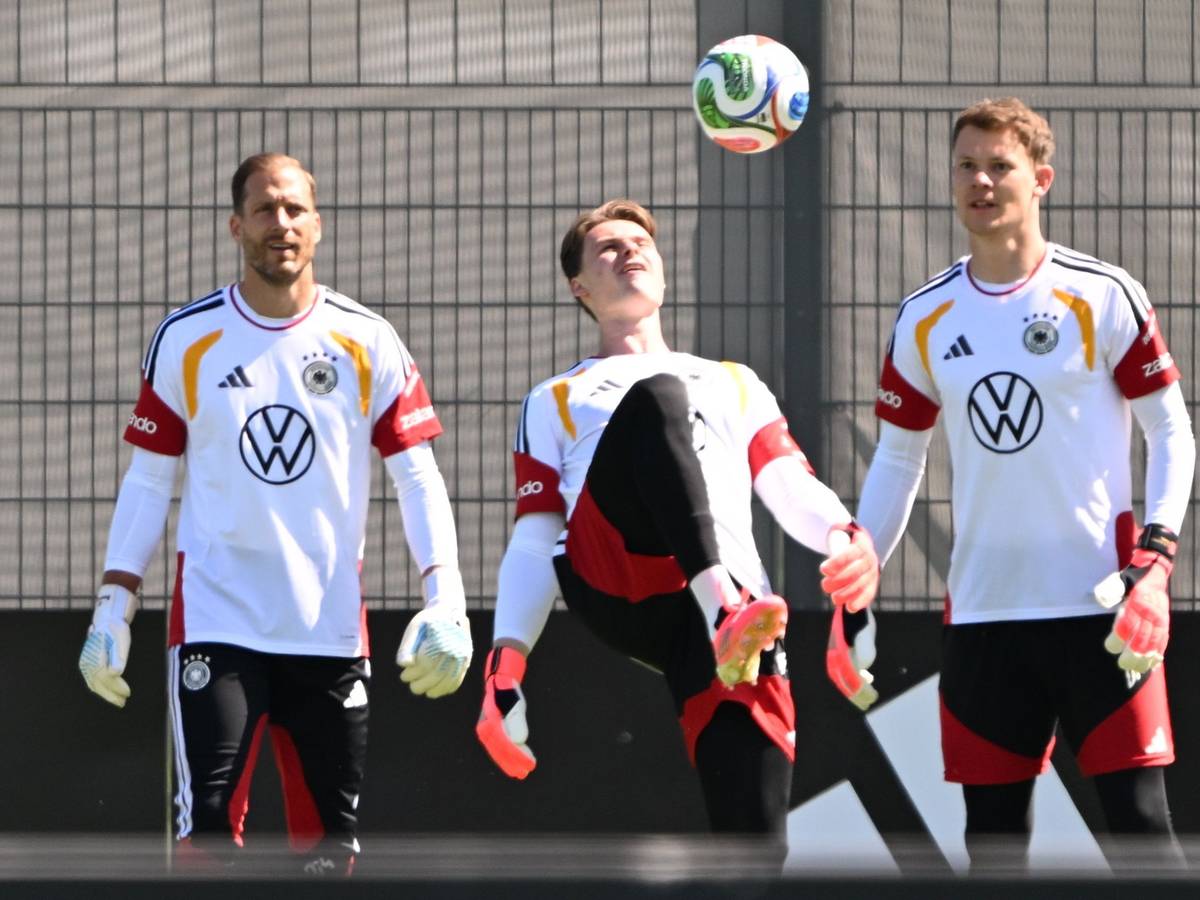 Jonas Urbig hält den Ball mit dem Oberschenkel hoch, Oliver Baumann und Alexander Nübel schauen ihm zu.