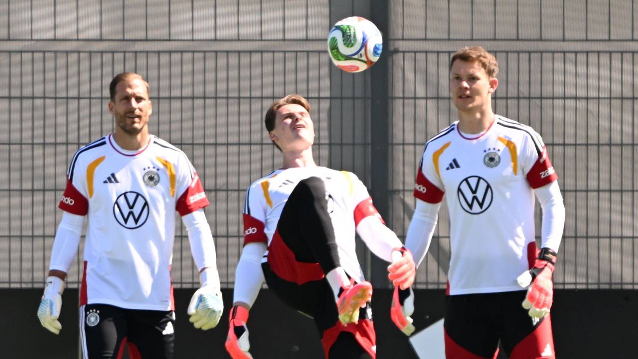 Jonas Urbig hält den Ball mit dem Oberschenkel hoch, Oliver Baumann und Alexander Nübel schauen ihm zu.
