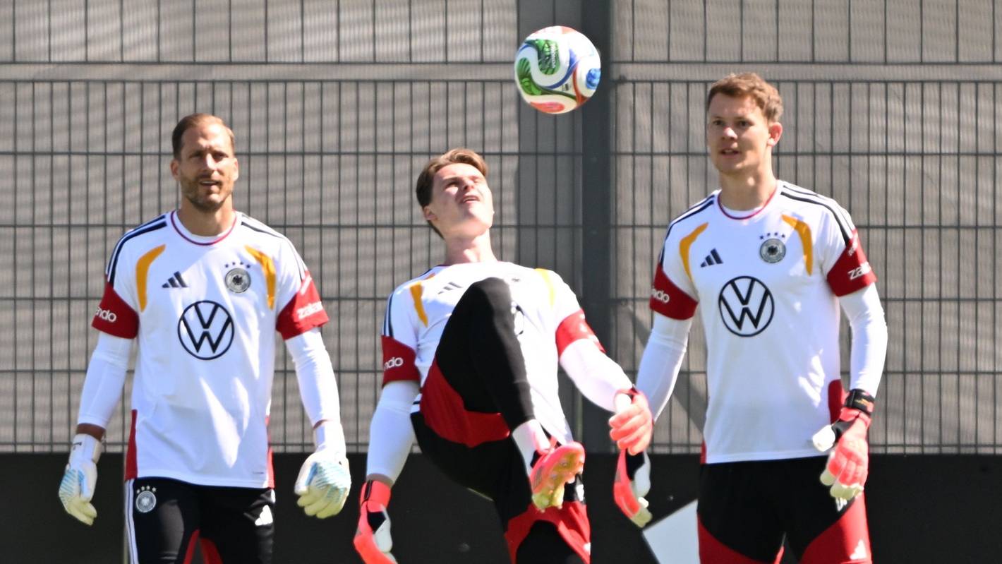 Jonas Urbig hält den Ball mit dem Oberschenkel hoch, Oliver Baumann und Alexander Nübel schauen ihm zu.