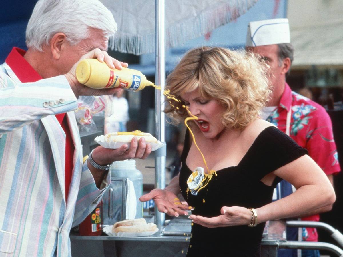 Wo Frank Drebin (Leslie Nielsen) auftaucht, regiert das Chaos. (Bild: RTLZWEI)