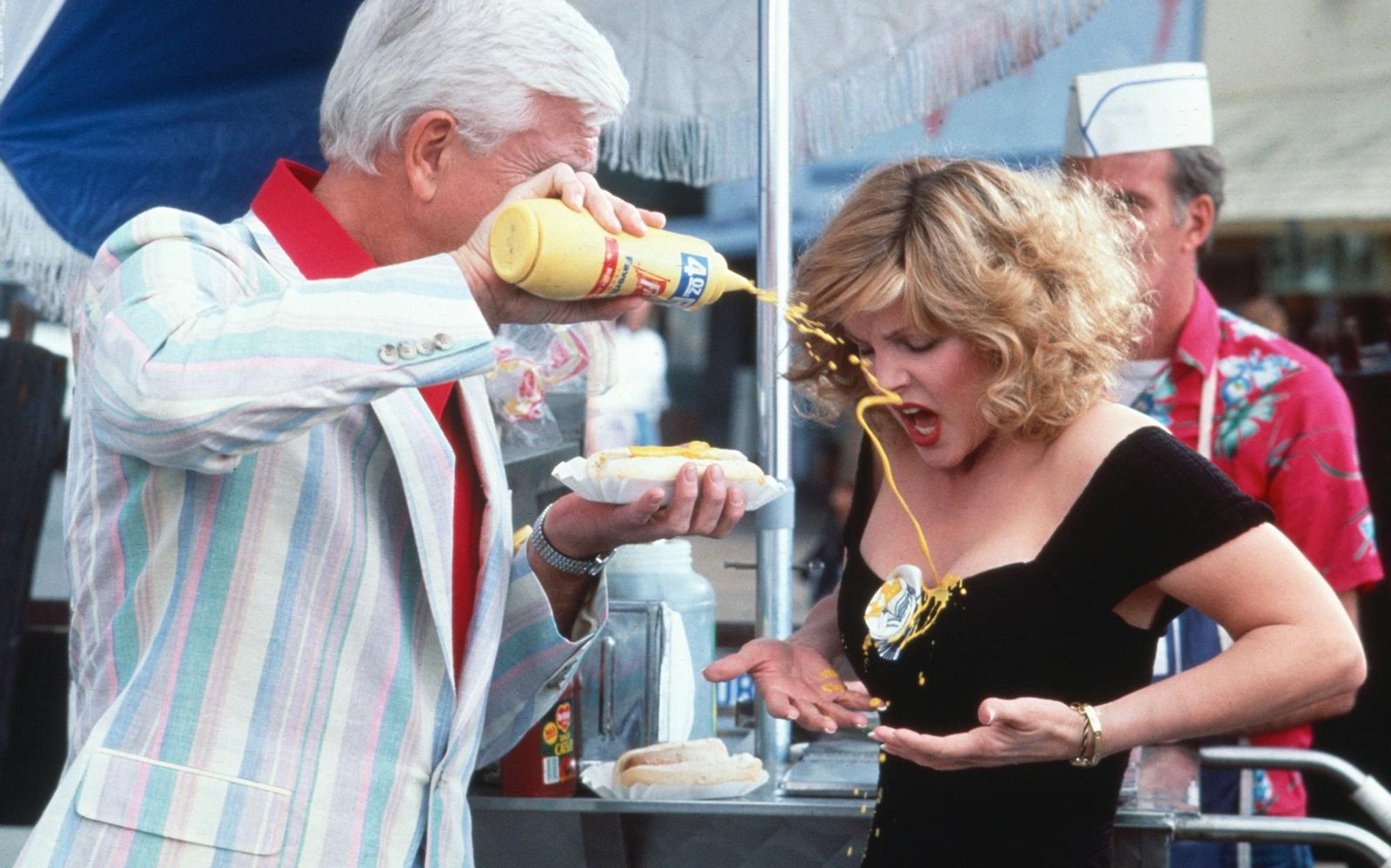 Wo Frank Drebin (Leslie Nielsen) auftaucht, regiert das Chaos. (Bild: RTLZWEI)