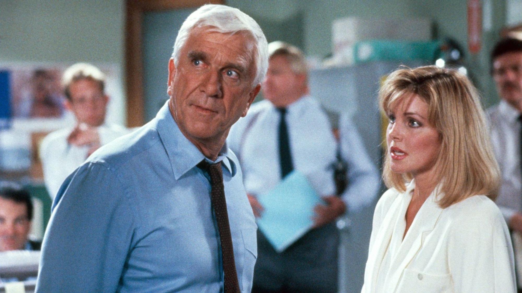 Jane (Priscilla Presley) kann dem Charme von Frank Drebin (Leslie Nielsen) nicht widerstehen. (Bild: RTLZWEI)