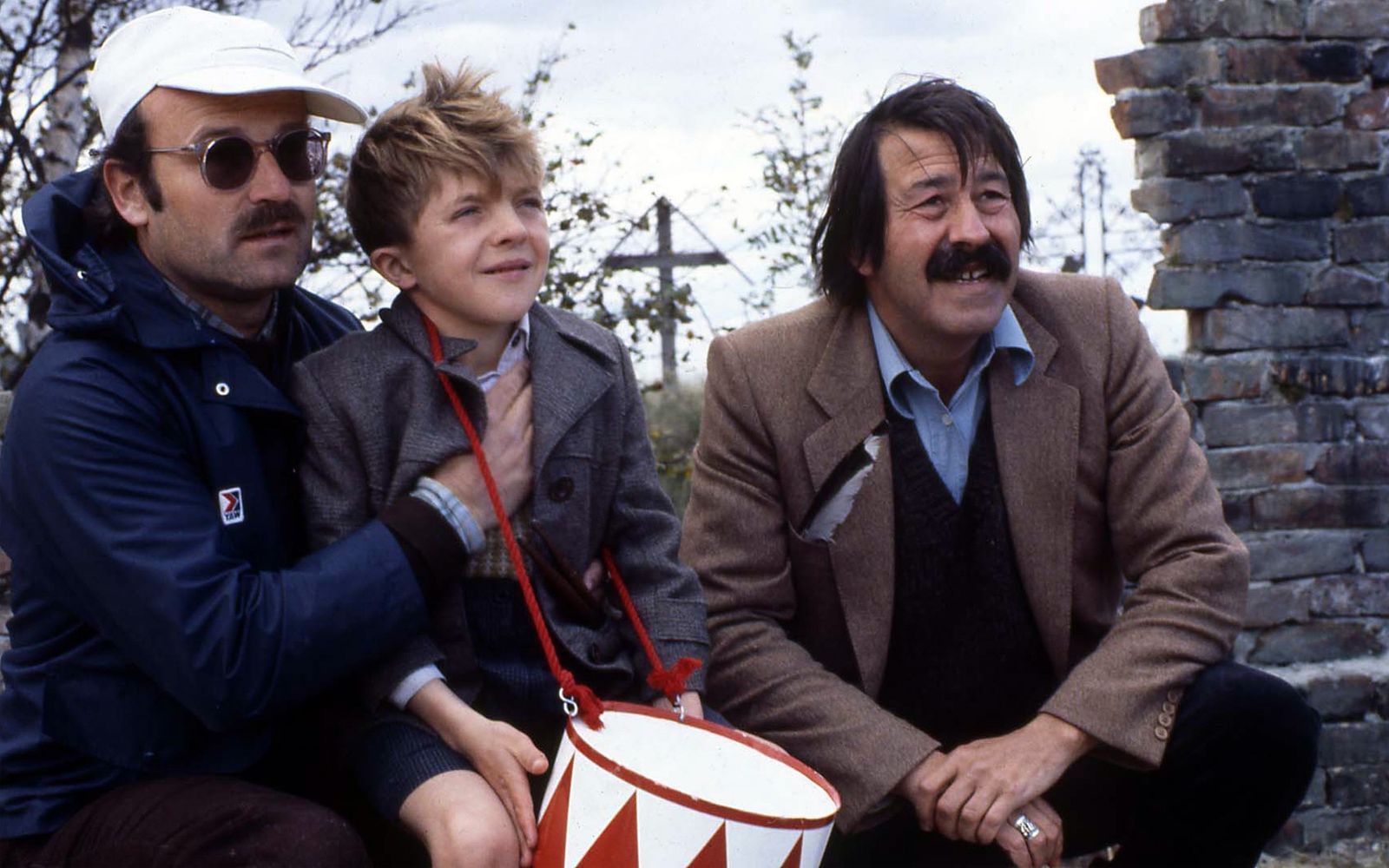 Günter Grass' (rechts) Geschichte über den kleinen Oskar (David Bennent, Mitte) brachte Volker Schlöndorff (links) einen Academy Award ein.  (Bild: Kinowelt)