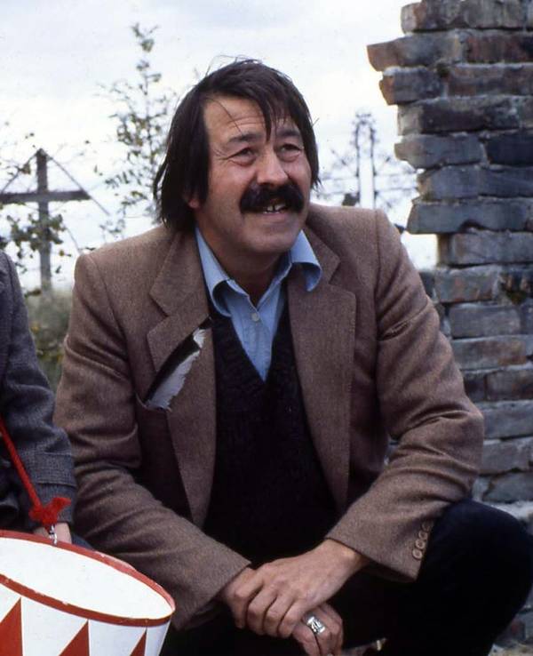 Günter Grass' (rechts) Geschichte über den kleinen Oskar (David Bennent, Mitte) brachte Volker Schlöndorff (links) einen Academy Award ein. (Bild: Kinowelt)