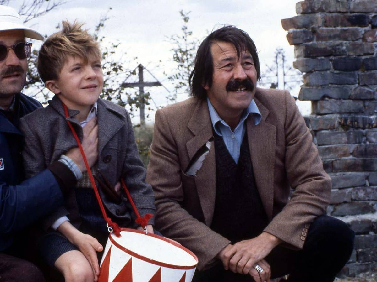 Günter Grass' (rechts) Geschichte über den kleinen Oskar (David Bennent, Mitte) brachte Volker Schlöndorff (links) einen Academy Award ein. (Bild: Kinowelt)