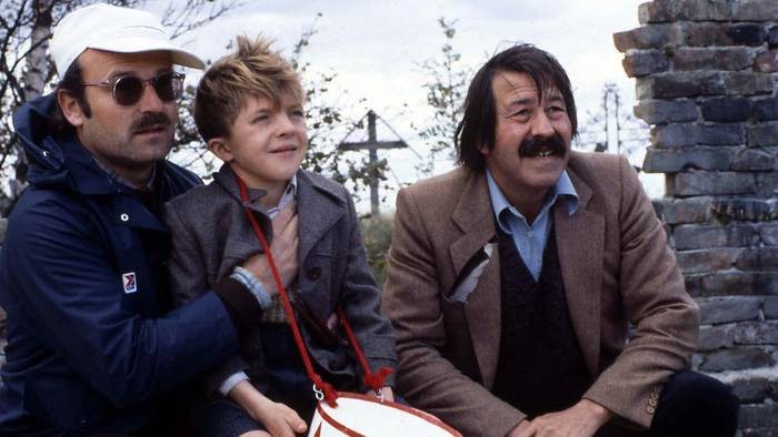 Günter Grass' (rechts) Geschichte über den kleinen Oskar (David Bennent, Mitte) brachte Volker Schlöndorff (links) einen Academy Award ein. (Bild: Kinowelt)