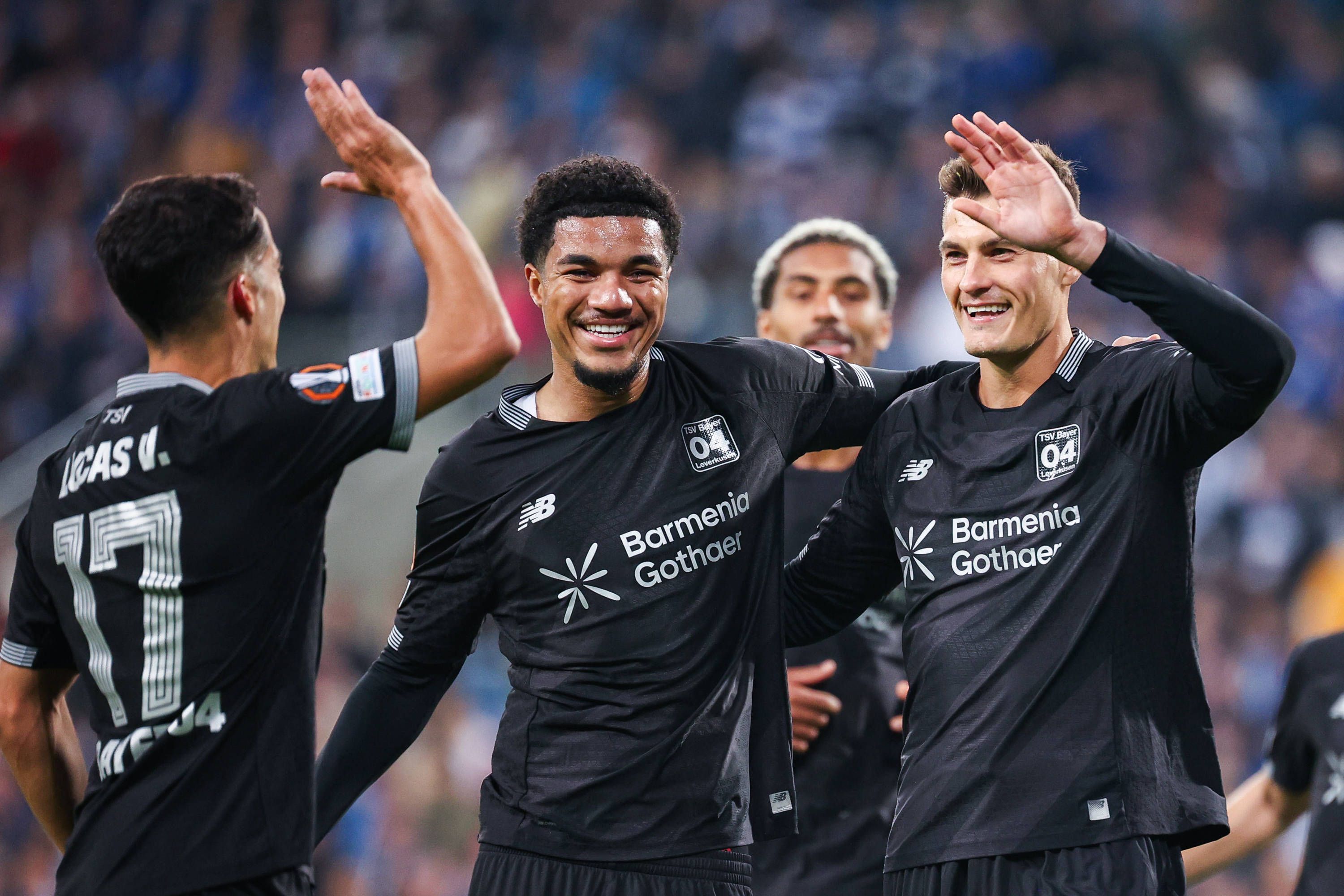 Lucas Vazquez, Malik Tillman und Patrik Schick klatschen sich ab und freuen sich.