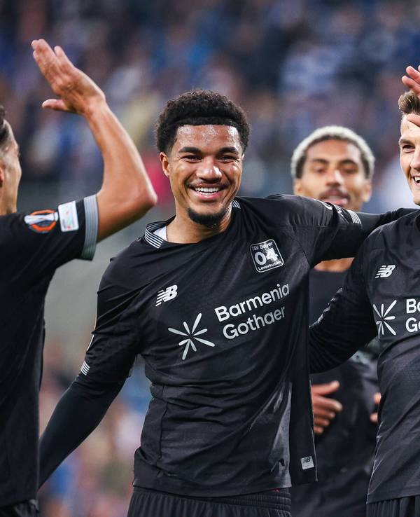 Lucas Vazquez, Malik Tillman und Patrik Schick klatschen sich ab und freuen sich.