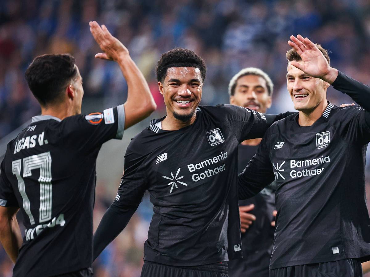 Lucas Vazquez, Malik Tillman und Patrik Schick klatschen sich ab und freuen sich.