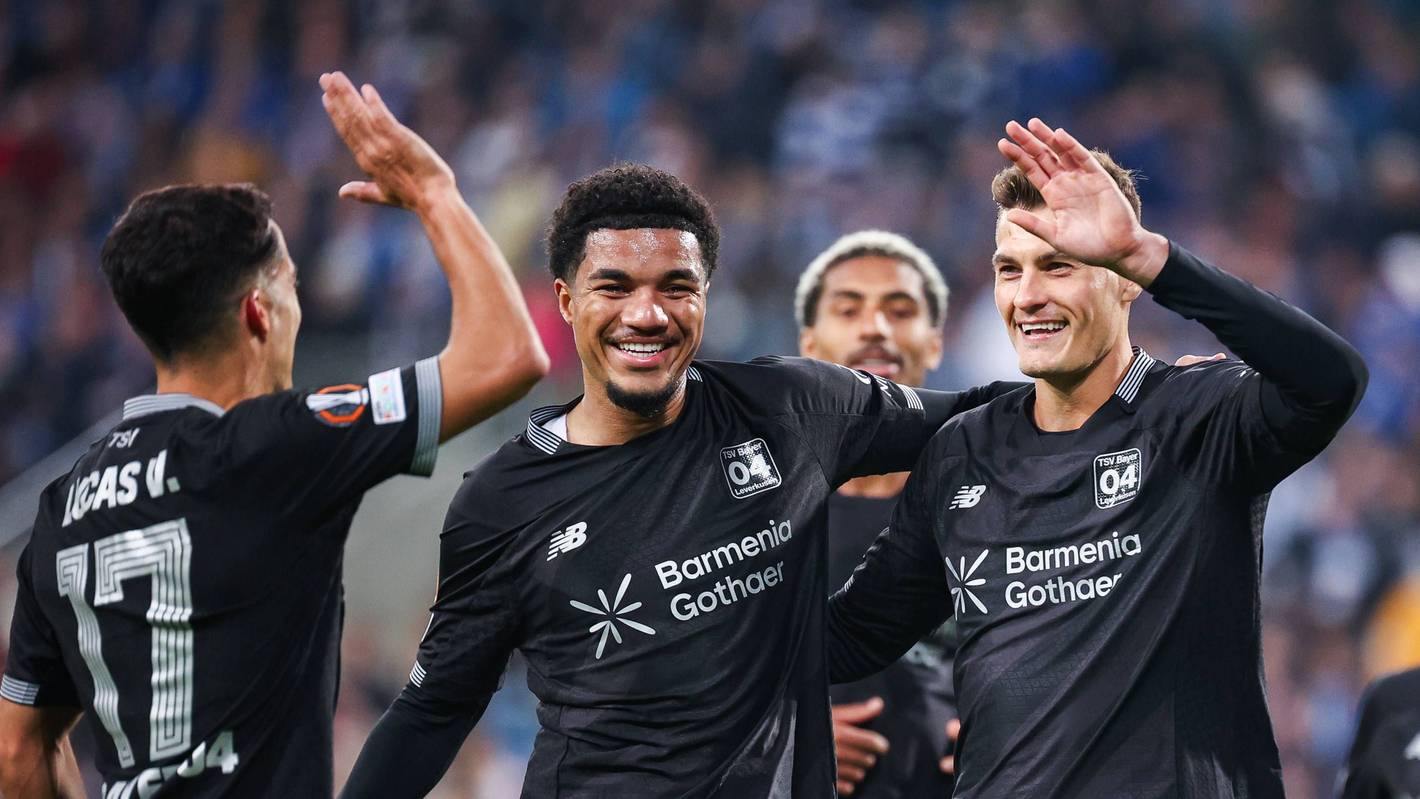 Lucas Vazquez, Malik Tillman und Patrik Schick klatschen sich ab und freuen sich.