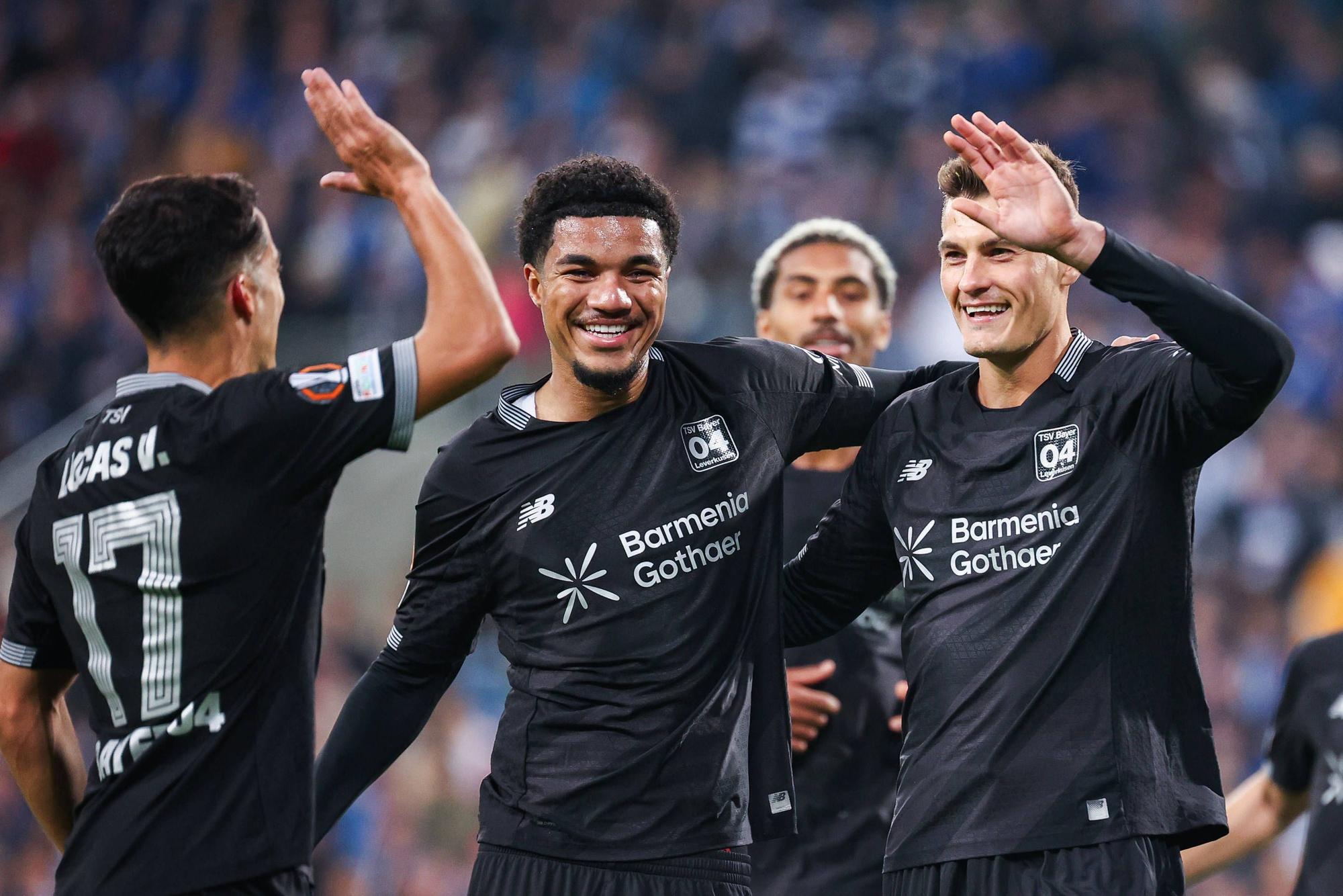 Lucas Vazquez, Malik Tillman und Patrik Schick klatschen sich ab und freuen sich.