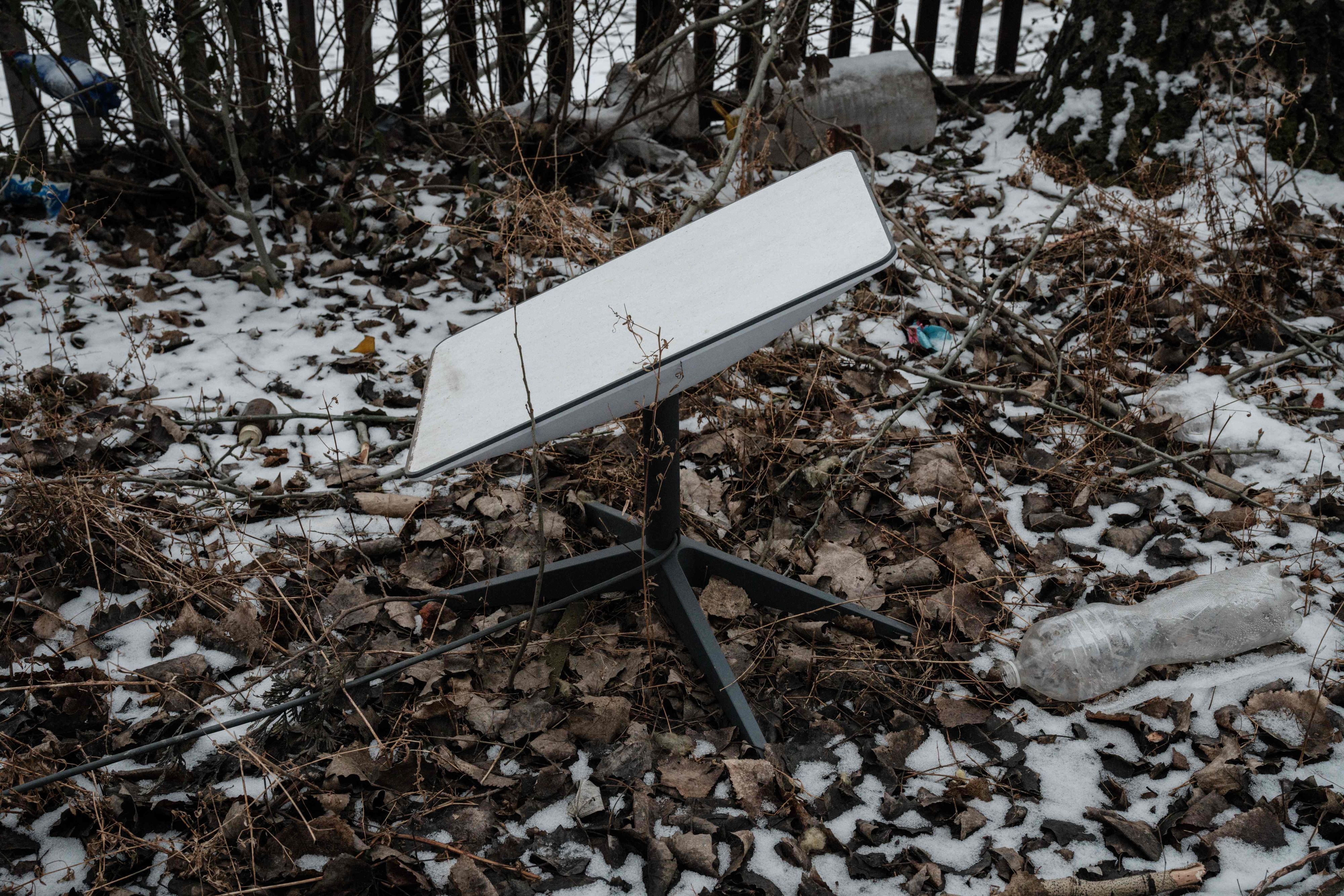 Ein satellitengestütztes Starlink-Breitbandsystem, das von der ukrainischen Armee genutzt wird. Die Ukraine wirft Starlink vor, die Geschwindigkeit zu drosseln.