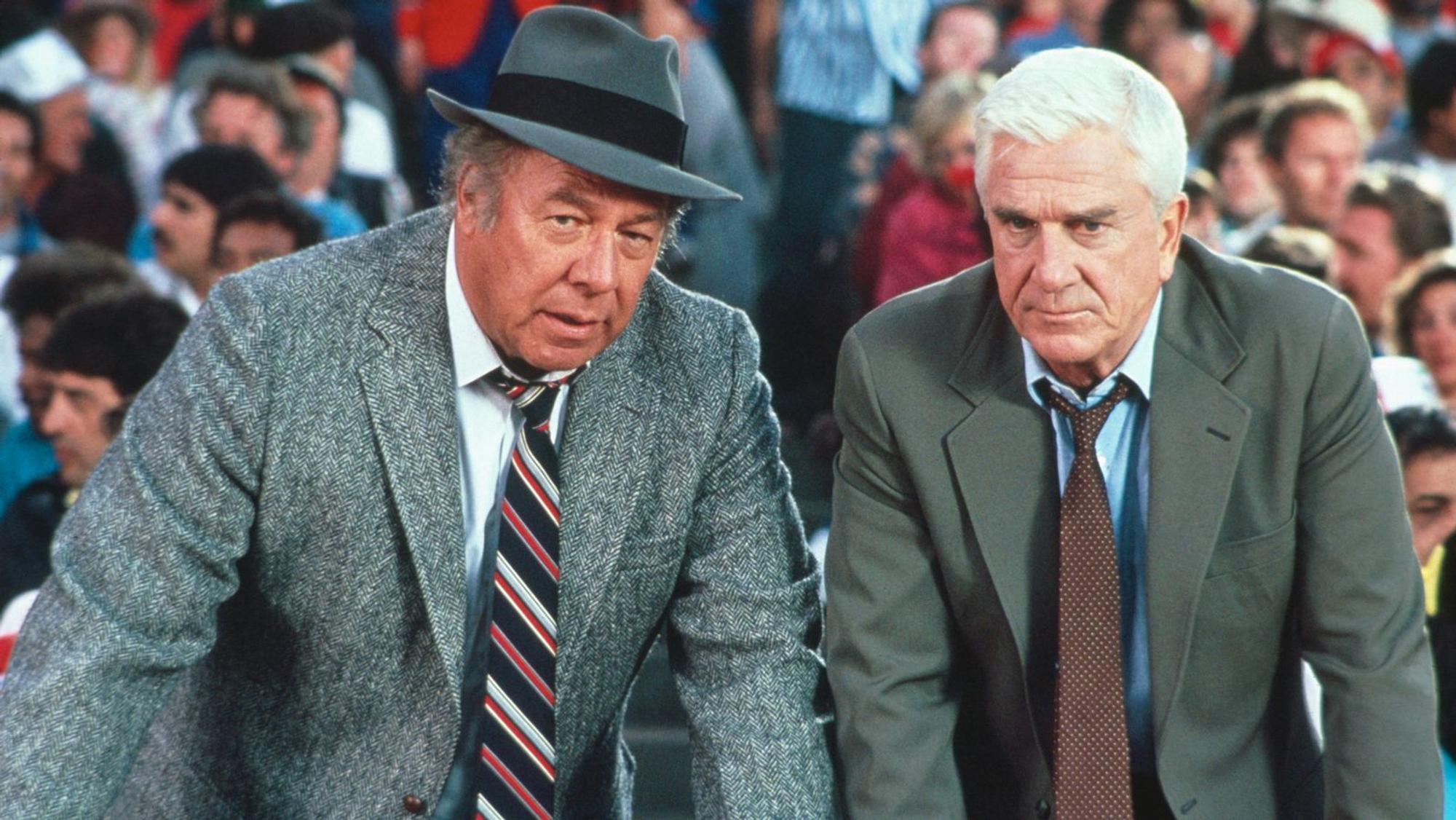 Ed Hocken (George Kennedy, links) und Frank Drebin (Leslie Nielsen) suchen im weiten Rund des Baseballstadions nach einem Attentäter. (Bild: RTLZWEI)