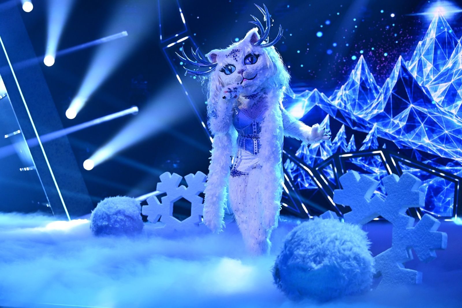Grandiose Gesangsleistung: Yeti Cat brillierte mit „Running Up That Hill“ von Kate Bush. Wer im Kostüm steckt, wird sich erst im Finale zeigen. (Bild: Joyn/Willi Weber)