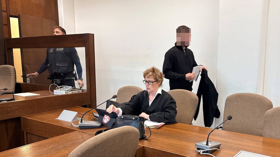 Der Angeklagte mit seiner Verteidigerin Petra Eßer beim Prozess im Landgericht