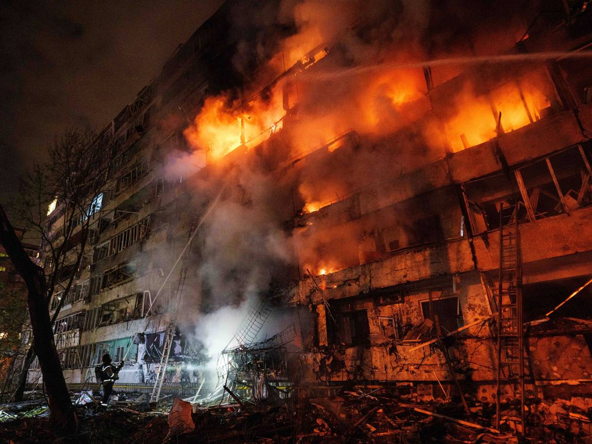 Rettungskräfte löschen einen Brand in einem mehrstöckigen Wohngebäude, das bei einem russischen Raketenangriff auf Kiew in der Ukraine beschädigt wurde.