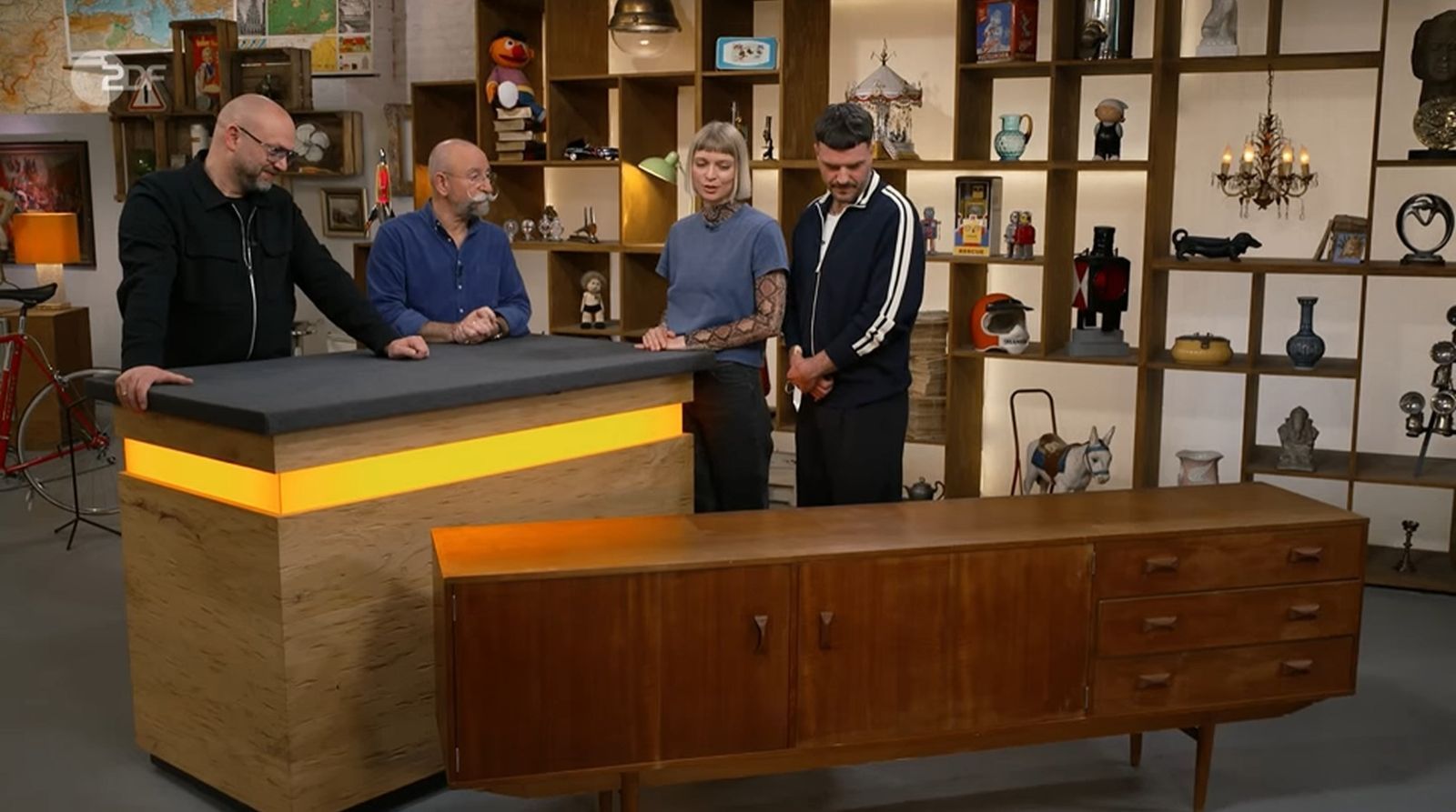 Bei „Bares für Rares“ stand ein Sideboard zum Verkauf. (Bild: ZDF)