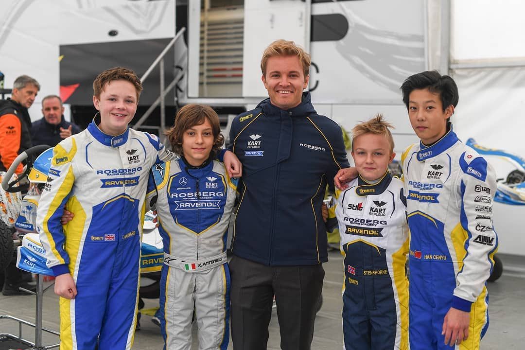 Der 13-jährige Kartfahrer Kimi Antonelli mit Teamkollegen und Teamchef Nico Rosberg auf der Rennstrecke Circuito Internazionale 7 Laghi in Castelletto di Branduzzo (Provinz Pavia, Italien).