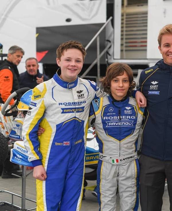 Der 13-jährige Kartfahrer Kimi Antonelli mit Teamkollegen und Teamchef Nico Rosberg auf der Rennstrecke Circuito Internazionale 7 Laghi in Castelletto di Branduzzo (Provinz Pavia, Italien).