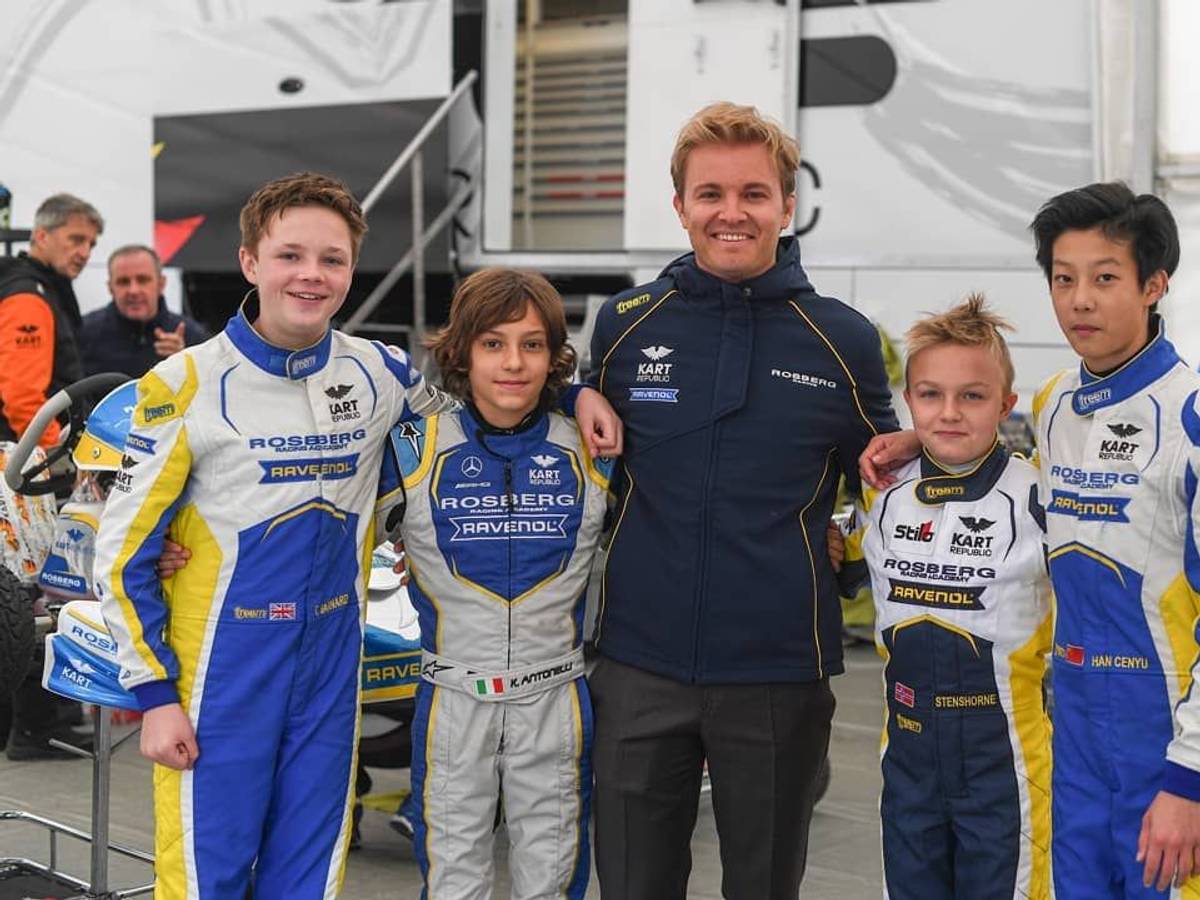 Der 13-jährige Kartfahrer Kimi Antonelli mit Teamkollegen und Teamchef Nico Rosberg auf der Rennstrecke Circuito Internazionale 7 Laghi in Castelletto di Branduzzo (Provinz Pavia, Italien).