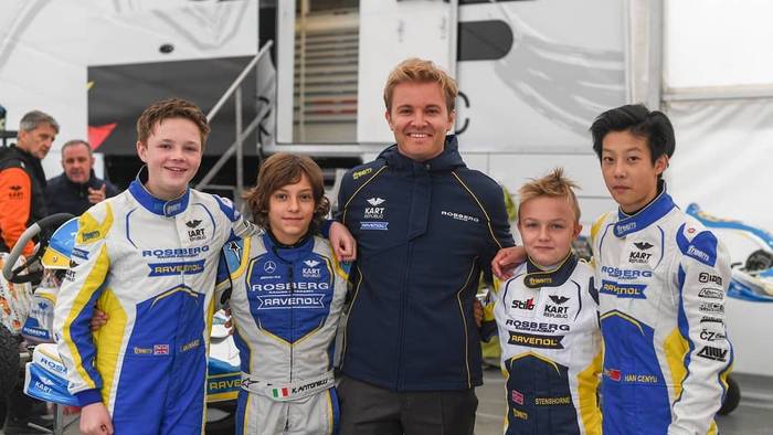 Der 13-jährige Kartfahrer Kimi Antonelli mit Teamkollegen und Teamchef Nico Rosberg auf der Rennstrecke Circuito Internazionale 7 Laghi in Castelletto di Branduzzo (Provinz Pavia, Italien).