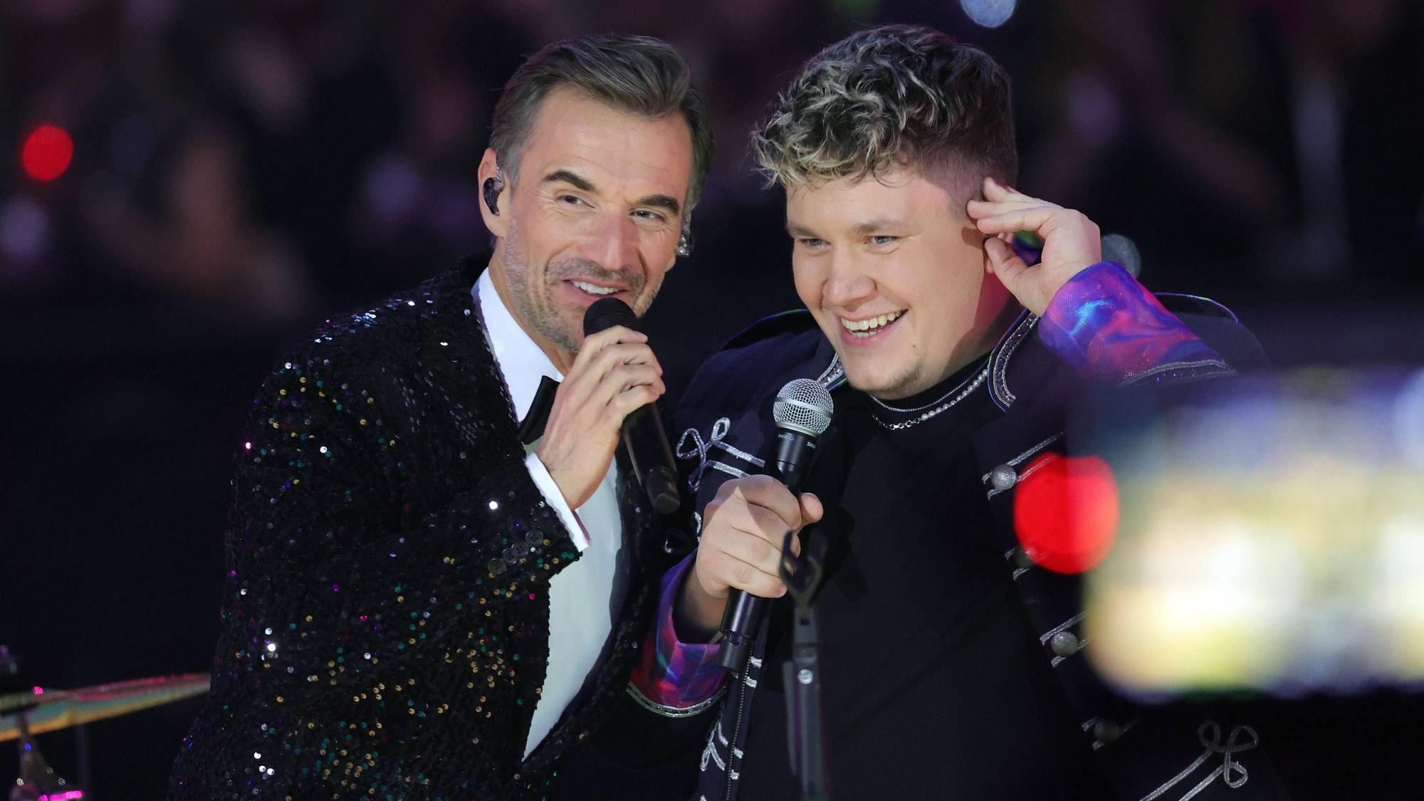 Florian Silbereisen mit Florian Hertel auf der Bühne.