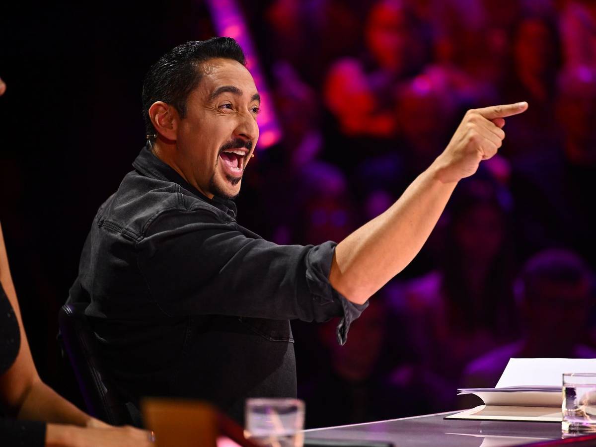 Hab dich! Rategast Eko Fresh (Bild) hatte im Halbfinale von „The Masked Singer“ einen sensationellen Promi-Verdacht. Er vermutete unter einer der Masken Politiker Jens Spahn. (Bild: Joyn/Willi Weber)