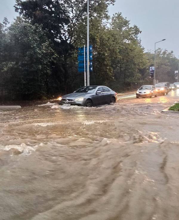 Fahrzeuge fahren während eines heftigen Regens in Istanbul auf einer teilweise überfluteten Straße.