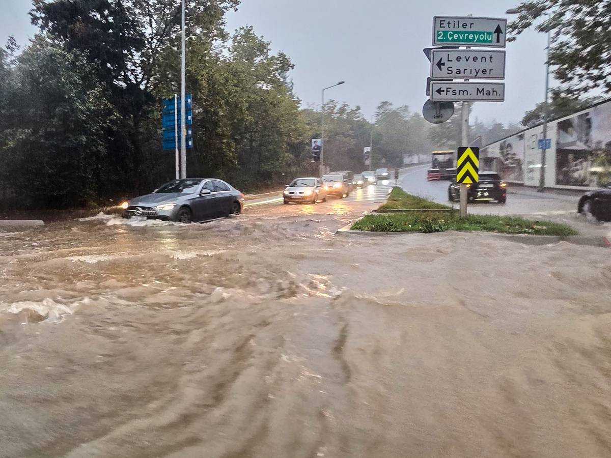 Fahrzeuge fahren während eines heftigen Regens in Istanbul auf einer teilweise überfluteten Straße.