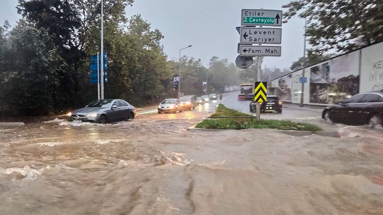 Fahrzeuge fahren während eines heftigen Regens in Istanbul auf einer teilweise überfluteten Straße.