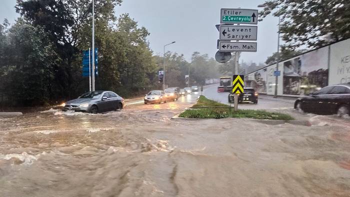 Fahrzeuge fahren während eines heftigen Regens in Istanbul auf einer teilweise überfluteten Straße.