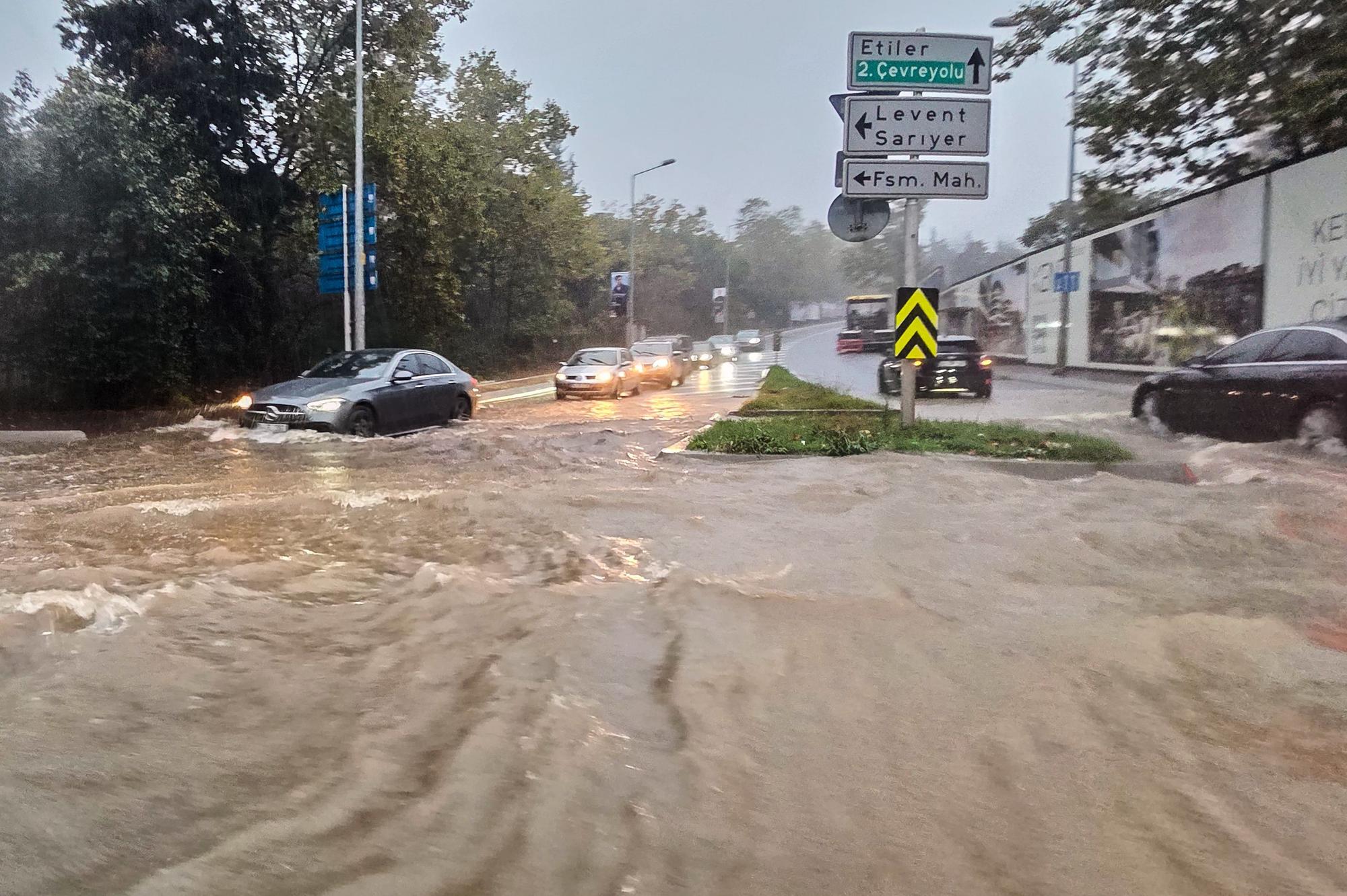 Fahrzeuge fahren während eines heftigen Regens in Istanbul auf einer teilweise überfluteten Straße.