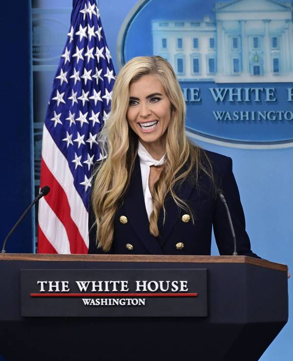 Katie Zacharia bei einer Pressekonferenz im Weißen Haus.