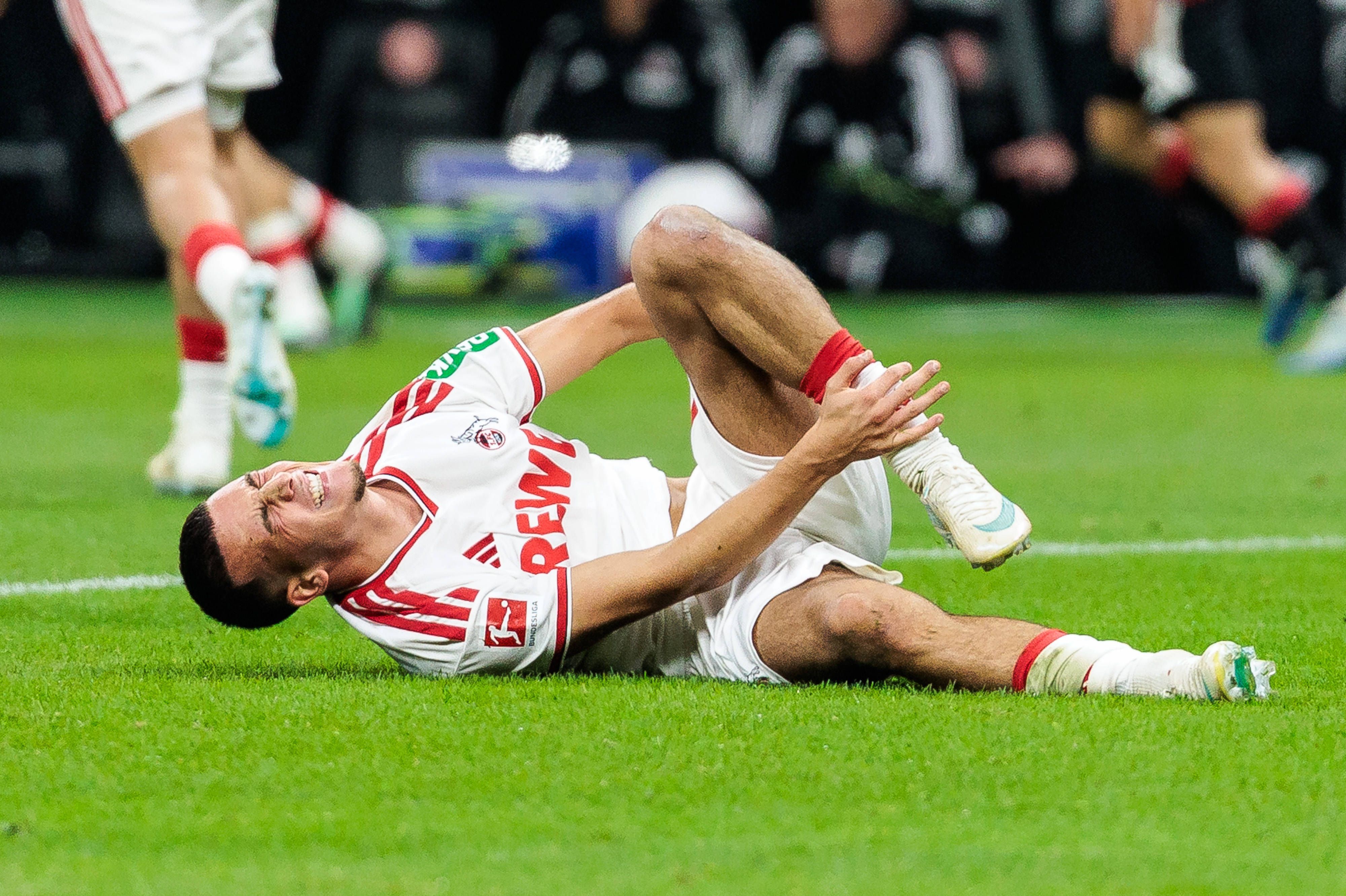 Said El Mala (1. FC Köln) wälzt sich am Boden beim 0:1 in Frankfurt.