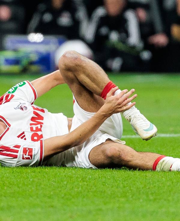 Said El Mala (1. FC Köln) wälzt sich am Boden beim 0:1 in Frankfurt.