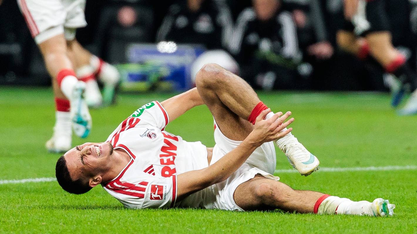 Said El Mala (1. FC Köln) wälzt sich am Boden beim 0:1 in Frankfurt.