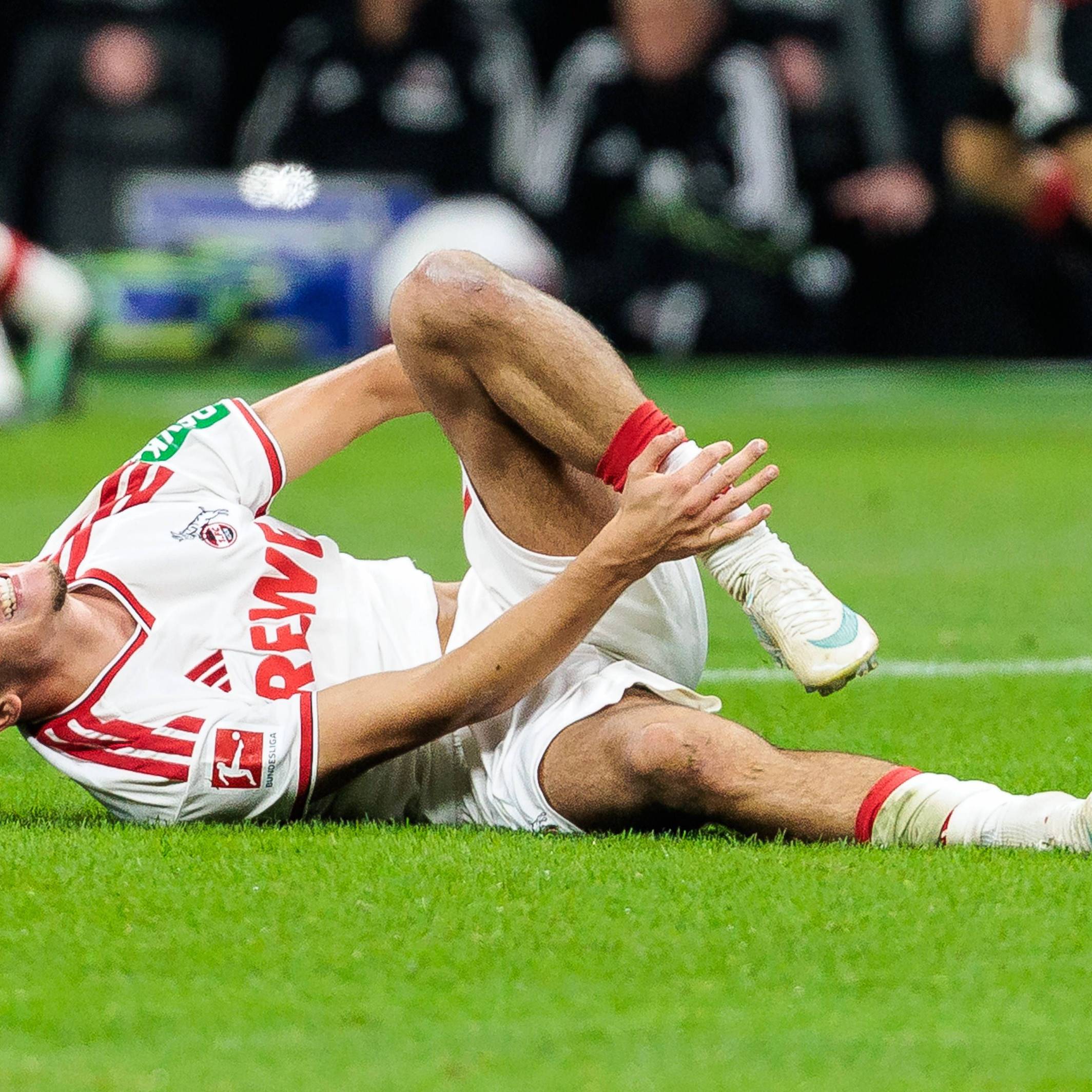 Said El Mala (1. FC Köln) wälzt sich am Boden beim 0:1 in Frankfurt.