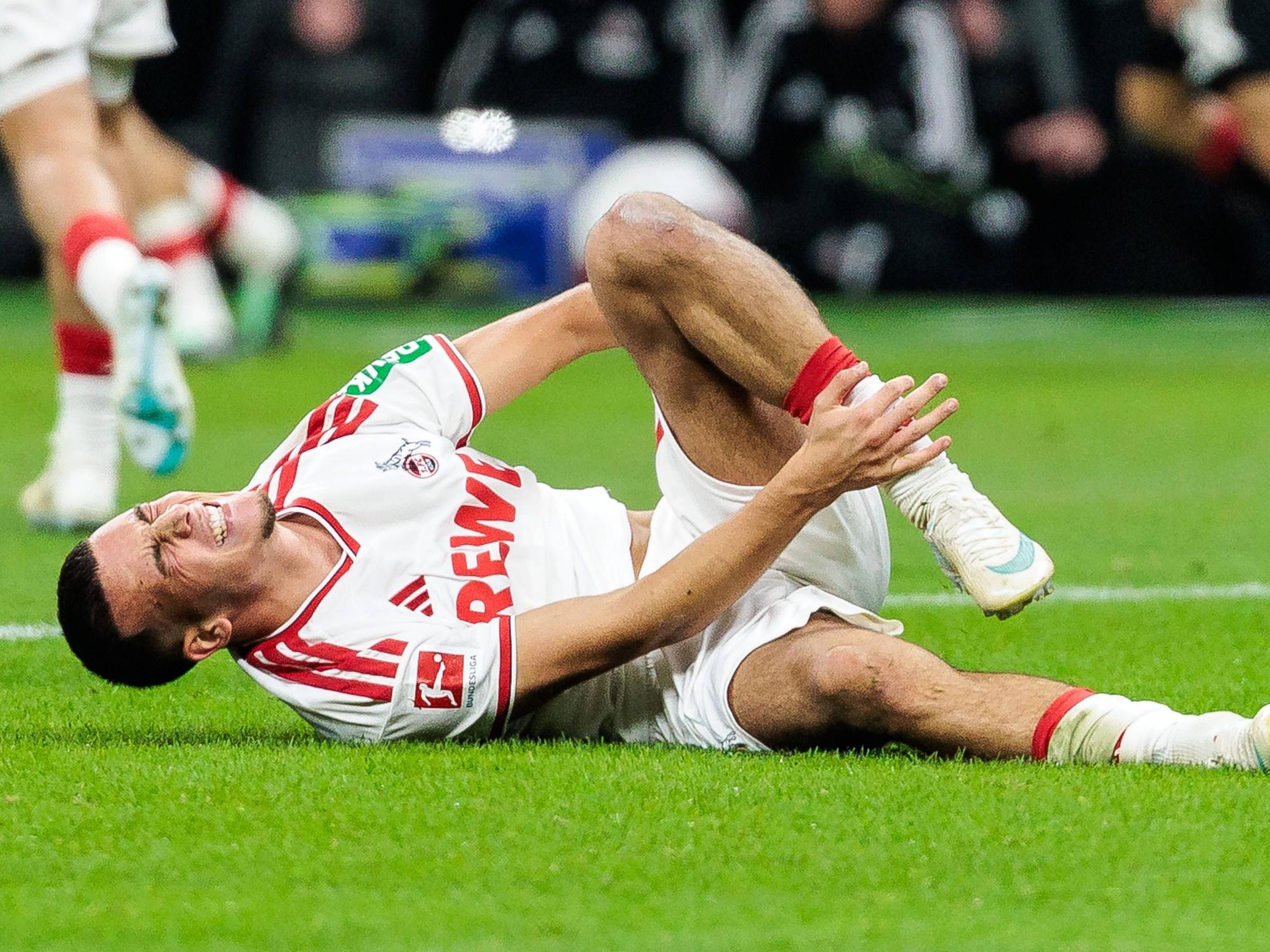 Said El Mala (1. FC Köln) wälzt sich am Boden beim 0:1 in Frankfurt.