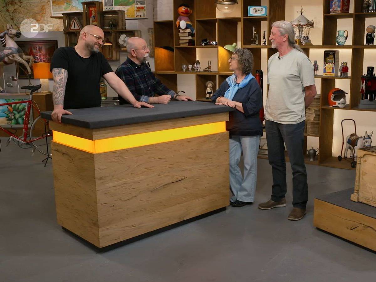 „Ach, das kenne ich! Das ist eine Feldküche“, strahlte Horst Lichter, als er das „Bares für Rares“-Objekt erblickte. Doch dann klärte ihn die Verkäuferin auf ...
(Bild: ZDF)