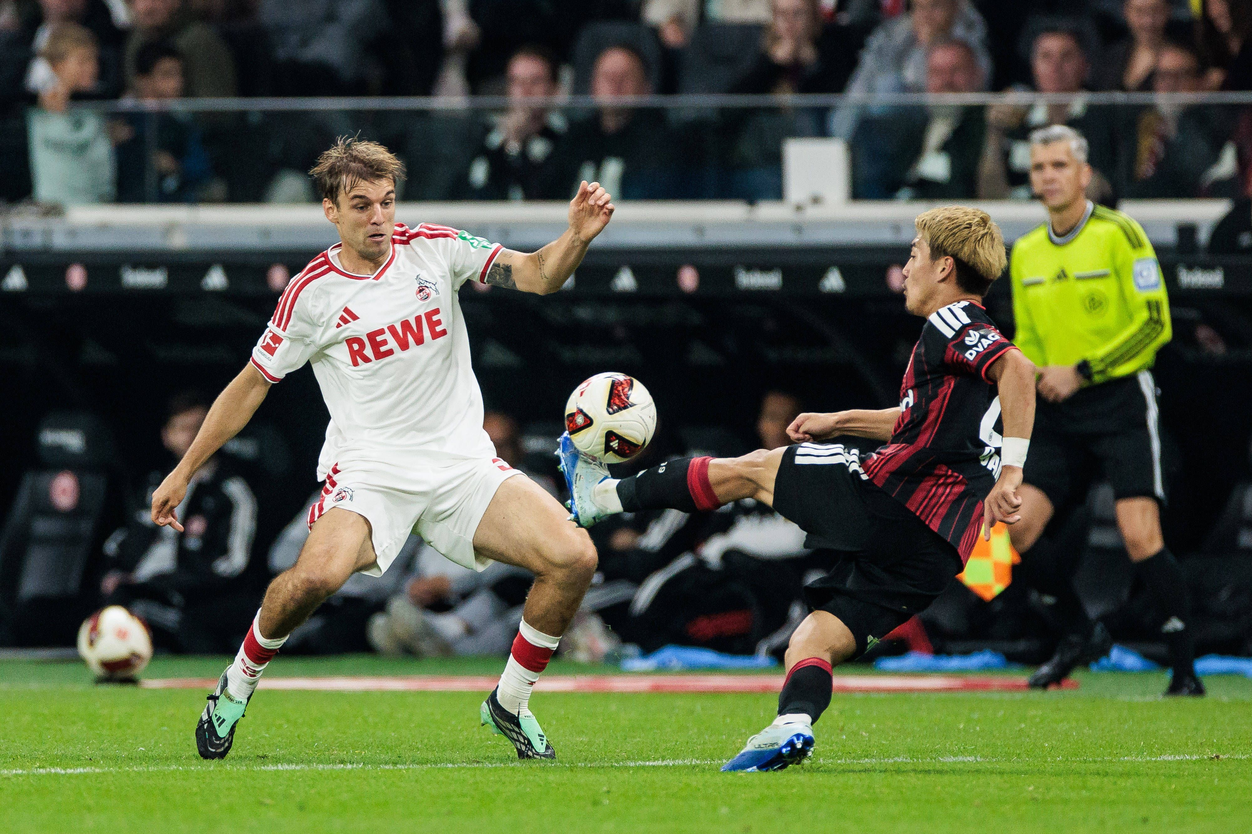 Ritsu Doan (Eintracht Frankfurt) gegen Borna Sosa (1. FC Köln).