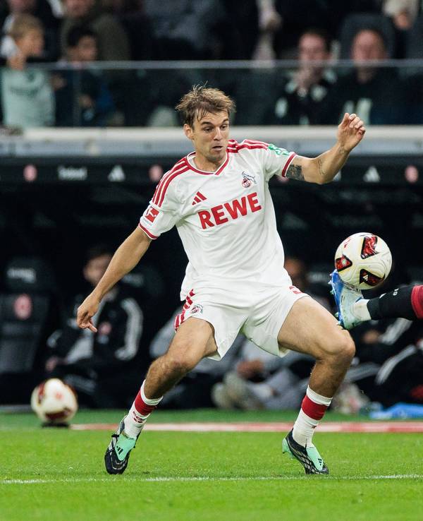 Ritsu Doan (Eintracht Frankfurt) gegen Borna Sosa (1. FC Köln).