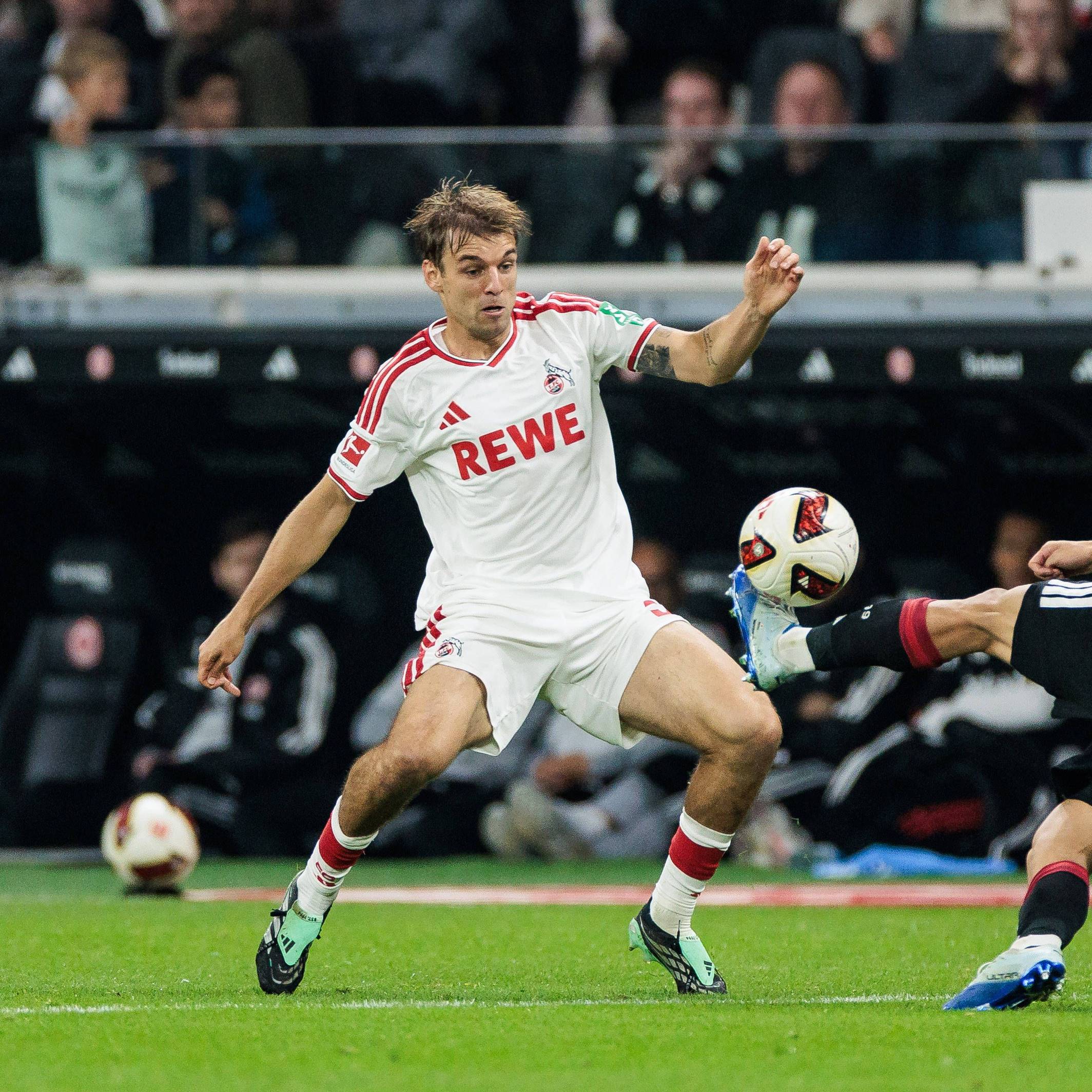 Ritsu Doan (Eintracht Frankfurt) gegen Borna Sosa (1. FC Köln).