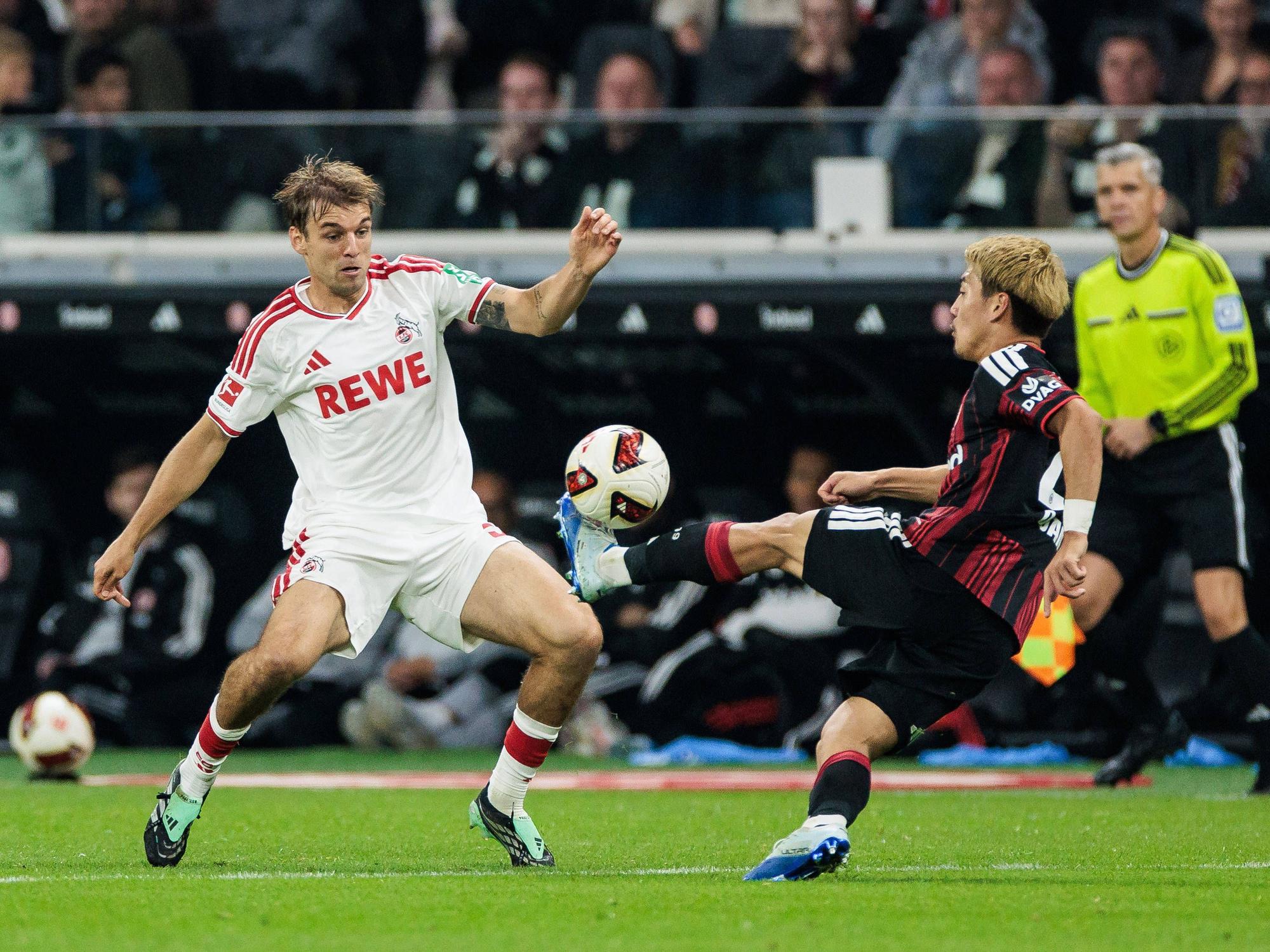 Ritsu Doan (Eintracht Frankfurt) gegen Borna Sosa (1. FC Köln).