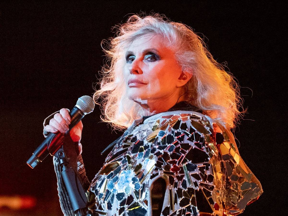 Nachdem die Platte eigentlich schon vor eineinhalb Jahren erscheinen sollte, haben Debbie Harry und ihre Band Blondie nun zumindest eine erste Vorab-Single aus dem kommenden Album „High Noon“ veröffentlicht. (Bild: Getty Images/Emma McIntyre)